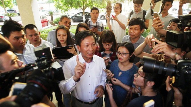 Ông Vũ Minh Sơn - Vụ trưởng vụ thi đua khen thưởng - Bộ TN&MT thông báo buổi họp báo sẽ được diễn ra vào 19g cùng ngày - Ảnh: Nguyễn Khánh