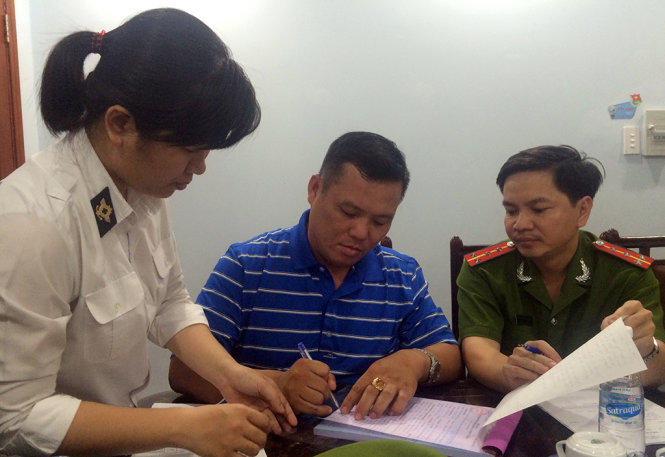 Chủ lô heo, ông Nguyễn Văn Toàn làm việc với cán bộ C49 (Bộ Công an) và Chi cục Thú y TP.HCM ngày 26 - 4 - Ảnh: Hoàng Lộc