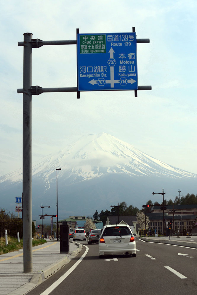 Từ vị trí này (ảnh có bảng chỉ đường) đến Motosu mất 40 phút lái xe ôtô - Ảnh: TTD