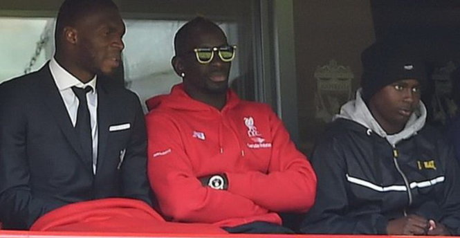 Sakho (giữa) ngồi trên khán đài dự khán trận Liverpool gặp Newcastle cuối tuần trước. Ảnh: EPA