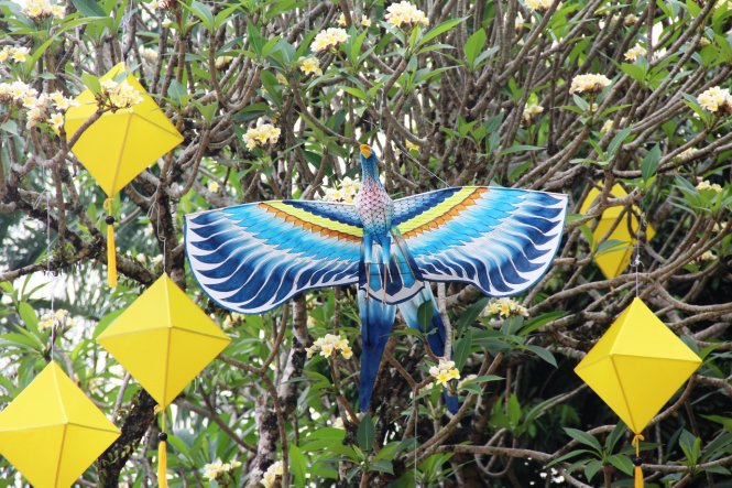Một cánh diều được trang trí trên cây hoa sứ - Ảnh: Minh An