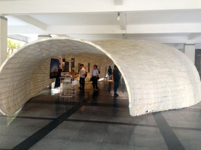 Chiếc kén lạ - bên trong là không gian triển lãm kiến trúc - Ảnh: Tường Hân