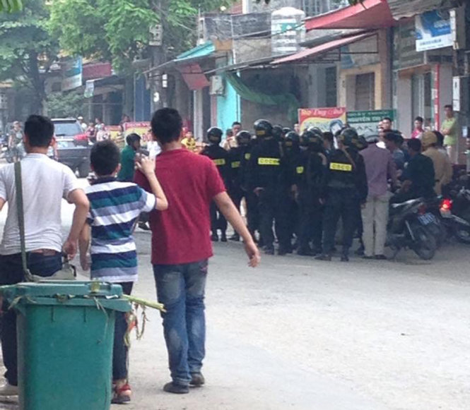 Lực lượng Công an tổ chức vây bắt nghi phạm tàng trữ ma tuý đang cố thủ trong nhà một người dân - Ảnh: Thanh Mai