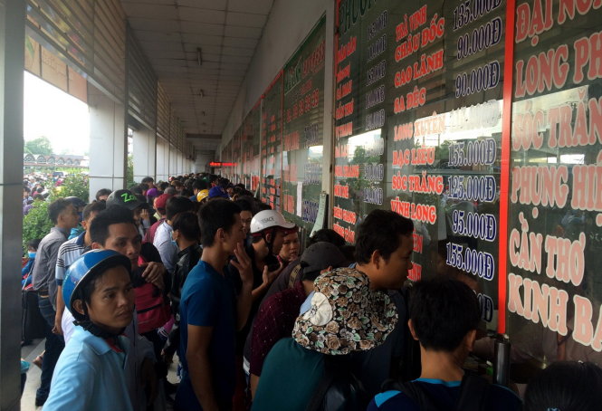 Hàng trăm người chen chúc mua vé tại các quầy vé ở bến xe Miền Tây - Ảnh: Lê Phan