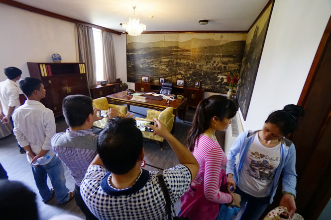 Đông đảo du khách tham quan phòng làm việc của phó tổng thống của Nguyễn Cao Kỳ