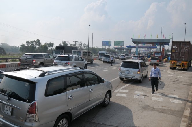 Tại đường cao tốc TP.HCM –Trung Lương (Tiền Giang), sáng 30-4 hàng trăm xe xếp hàng chờ qua trạm thu phí - Ảnh: Thanh Tú