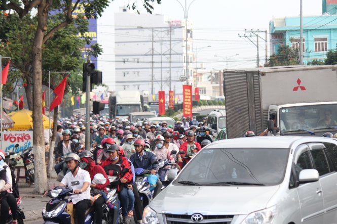Quốc lộ 60, đoạn qua TP.Mỹ Tho, tỉnh Tiền Giang cũng bị ùn tắc nghiêm trọng dù lực lượng cảnh sát giao thông đã nỗ lực phân làn - Ảnh: Mậu Trường