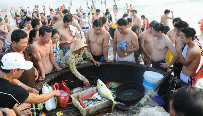 Cá Bẹ Chang nặng hơn 3 kg vừa được ngư dân kéo lưới lên đã được một du khách trả mua đem về ăn - Ảnh: Đăng Nam