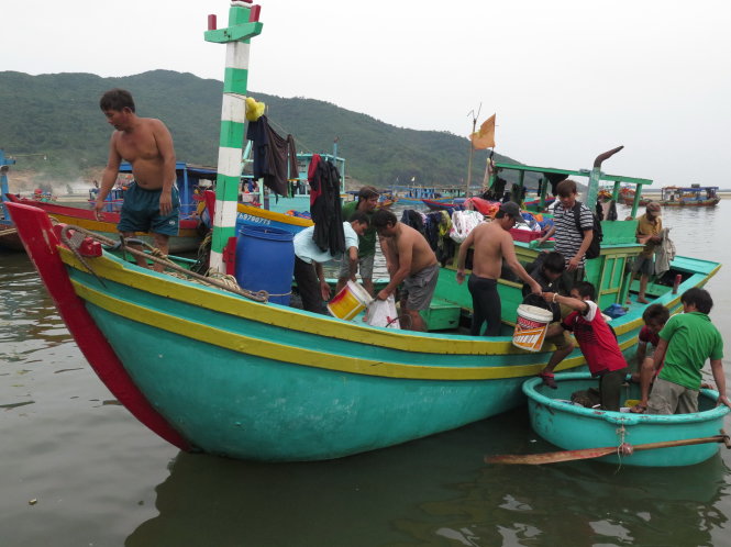 Ngư dân Hà Tĩnh đưa sò lụa đánh bắt được xuống cảng Cửa Sót (huyện Lộc Hà) - Ảnh: Tấn Vũ