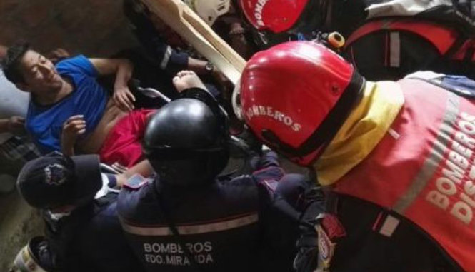 Ông Manuel Vasquez được đội cứu hộ Venezuela đưa ra khỏi đống đổ nát - Ảnh: AFP