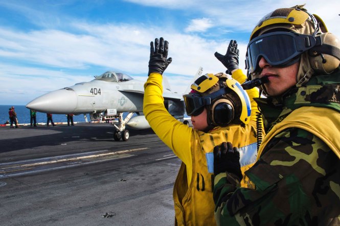 Binh sĩ Mỹ trên tàu USS Stennis hướng dẫn máy bay chiến đấu F/A-18E Super Hornet trong chuyến đi trên Thái Bình Dương - Ảnh: Bộ Quốc phòng Mỹ
