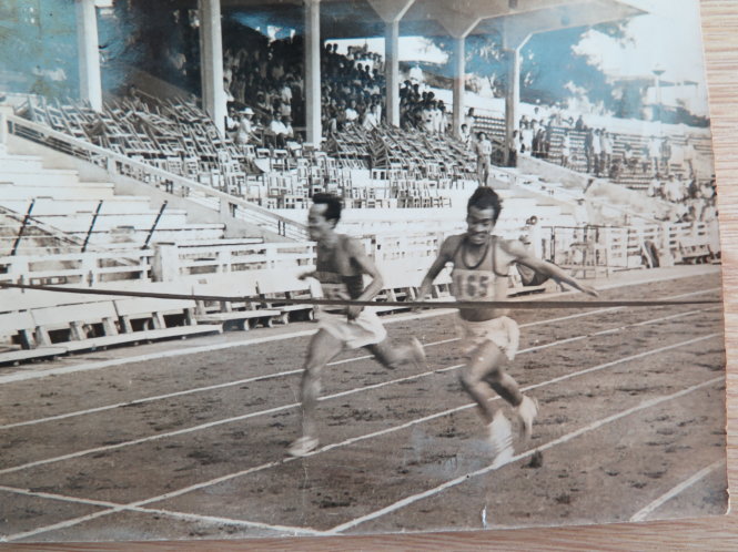 Ông Nguyễn Trung Hinh (trái) về nhì ở cự ly 100m tại Giải vô địch điền kinh toàn quốc năm 1976 trên sân Hàng Đẫy - Ảnh: SĨ HUYÊN chụp lại