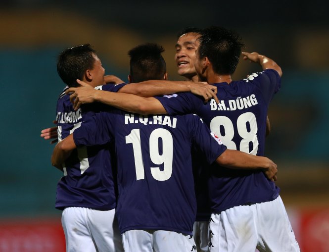 Các cầu thủ Hà Nội T&T ăn mừng bàn thắng vào lưới SHB Đà Nẵng. Ảnh: Nam Khánh