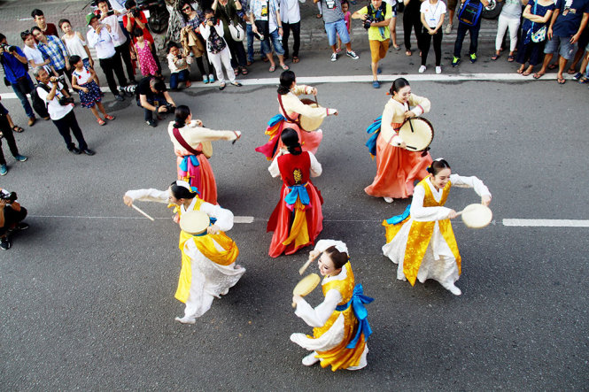 Các vũ công Hàn Quốc biểu diễn ngay trên đường - Ảnh: Nhật Linh