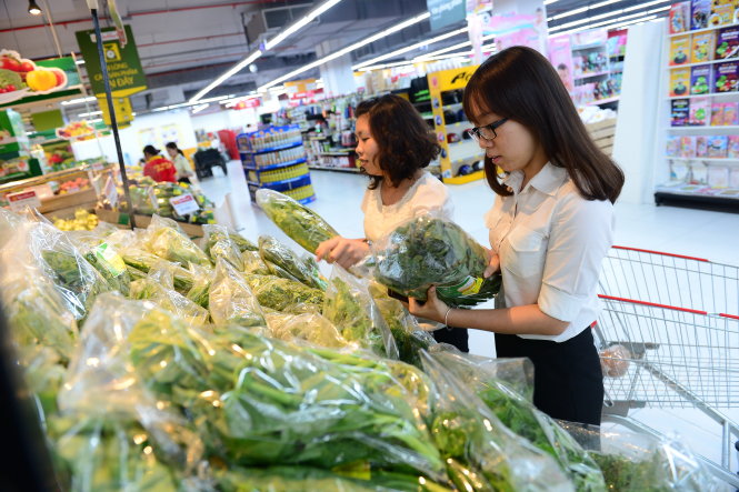 Nhu cầu rau đảm bảo an toàn ở TP.HCM luôn ở mức cao. Trong ảnh: chọn mua rau tại siêu thị - Ảnh: Quang Định