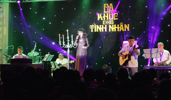 Ca sĩ Lê Uyên biểu diễn “Dạ khúc cho tình nhân” tại TP Đà Lạt đêm 1-5 - Ảnh: C.Thành