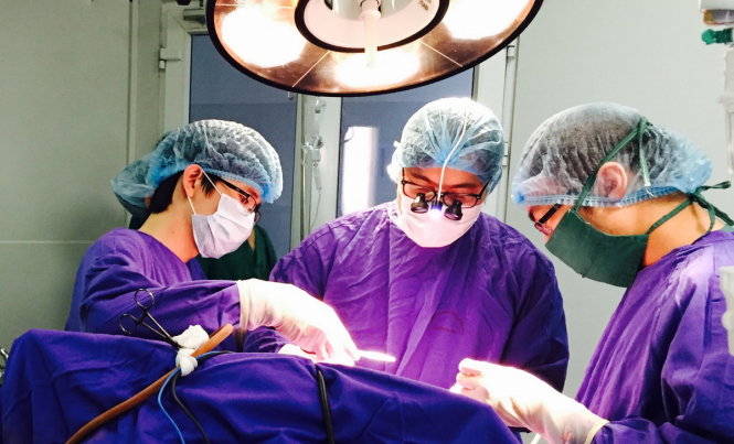 Các bác sĩ thực hiện ca phẫu thuật - Ảnh do bệnh viện đa khoa tỉnh Quảng Ninh cung cấp