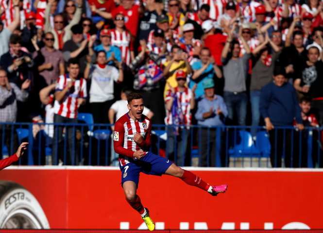 Tiền đạo Antoine Griezmann (Atletico Madrid) ăn mừng bàn thắng vào lưới Rayo Vallecano - Ảnh: Reuters