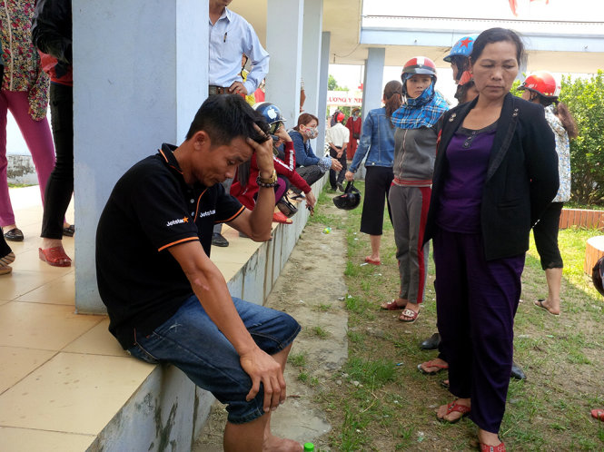 Ông Nguyễn Bắc Liệu, chồng nạn nhân ngồi thất thần trong bệnh viện chờ kết quả giám định pháp y - Ảnh: Quốc Nam