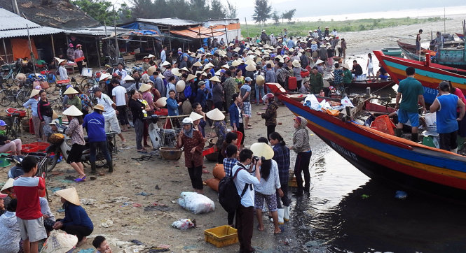 Chợ cá bãi Gò ở xã Thạch Kim nhộn nhịp trở lại