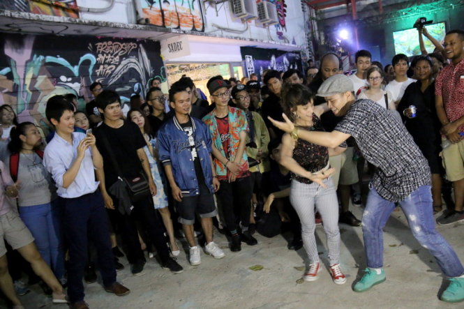 Nam nghệ sĩ trẻ Việt Nam và nữ nghệ sĩ Pháp ngẫu hứng trình diễn một điệu nhảy hip hop - Ảnh: Ngọc Hiển