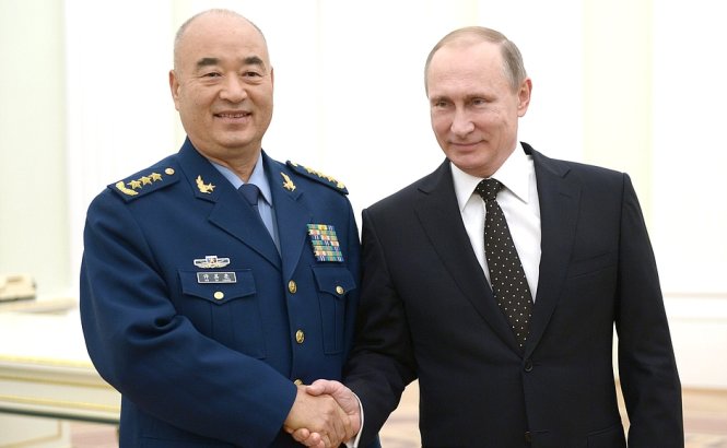 Tổng thống Nga Vladimir Putin và Phó chủ tịch Quân ủy trung ương Trung Quốc Hứa Kỳ Lượng bắt tay nhau tại một cuộc họp song phương diễn ra tháng 11-2015 tại Matxcơva - Ảnh: Diplomat