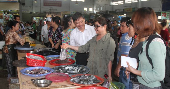 Nhiều người dân đã đến điểm bán cá sạch để mua cá   - Ảnh: Đoàn Cường