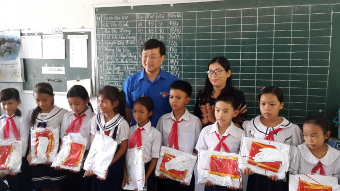 Ông Lê Quốc Phong tặng quà cho học sinh Trường Tiểu học Phan Điền (huyện Bắc Bình) - Ảnh: TH.TRÍ