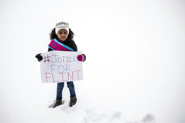 Mari Copeny đang tham gia chiến dịch đòi nguồn nước sạch cho Flint - Ảnh: Twitter/telegraph