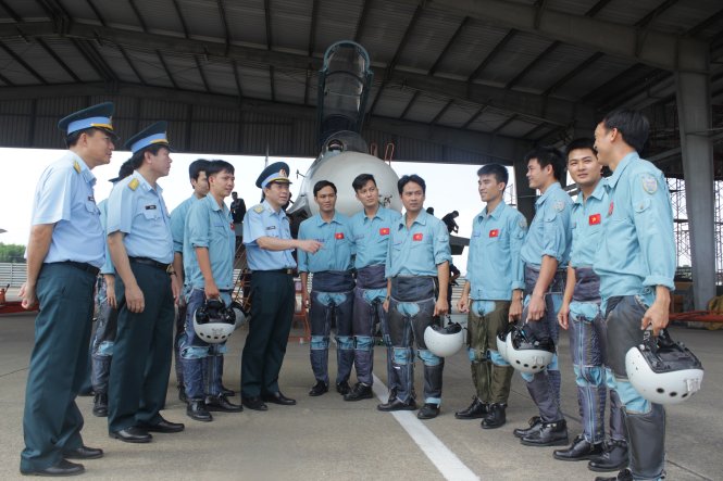Thiếu tướng Lâm Quang Đại (thứ tư hàng đầu từ trái qua) trò chuyện với các phi công trẻ học lái chiến đấu cơ Su-30MK2 - Ảnh: My Lăng