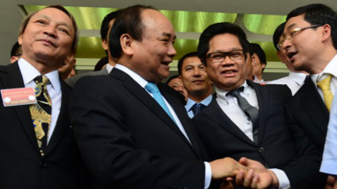 Thủ tướng Nguyễn Xuân Phúc trò chuyện với các đại biểu bên lề hội nghị trực tuyến “Doanh nghiệp - Động lực phát triển kinh tế” - Ảnh: Quang Định