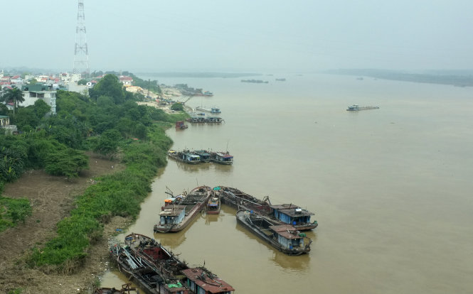 Tàu thuyền vận tải trên sông Hồng đoạn chảy qua cầu Thăng Long, Hà Nội - Ảnh: Hoài Linh
