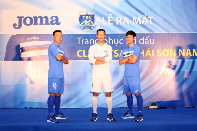 Các cầu thủ Thái Sơn Nam trong buổi ra mắt trang phục thi đấu mới. Ảnh: N.K
