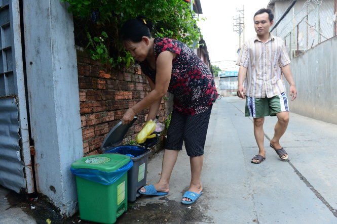 Bà Mai Thị Ngọc Thảo (P.Tân Thới Hiệp, Q.12, TP.HCM) phân loại rác tại nhà - Ảnh: Quang Định
