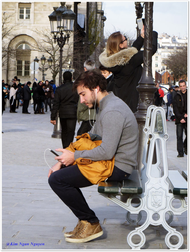 Chàng trai nghe nhạc bên cạnh nhà thờ Đức Bà Paris