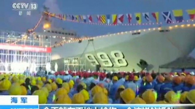 Hình ảnh phát trên đài CCTV của Trung Quốc cho thấy các công nhân tập trung gần một chiến hạm Trung Quốc trong buổi biểu diễn văn nghệ tại Đá Chữ Thập - Ảnh: AP