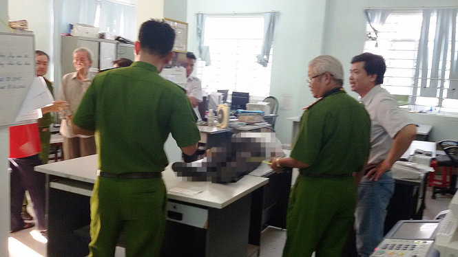 Công an đang khám nghiệm hiện trường nơi ông Nguyễn V.Ng. (72 tuổi) đã đột tử tại phòng làm các thủ tục cấp giấy tờ về đất đai thuộc TP Nha Trang (Khánh Hòa) - Ảnh: P.S.N.