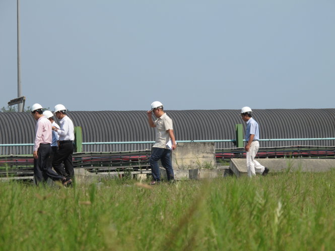 Tổ kiểm tra liên ngành đi kiểm tra thực tế tại cửa xả nước làm mát ra biển của nhà máy nhiệt điện Vũng Áng - Ảnh: Hồ Văn