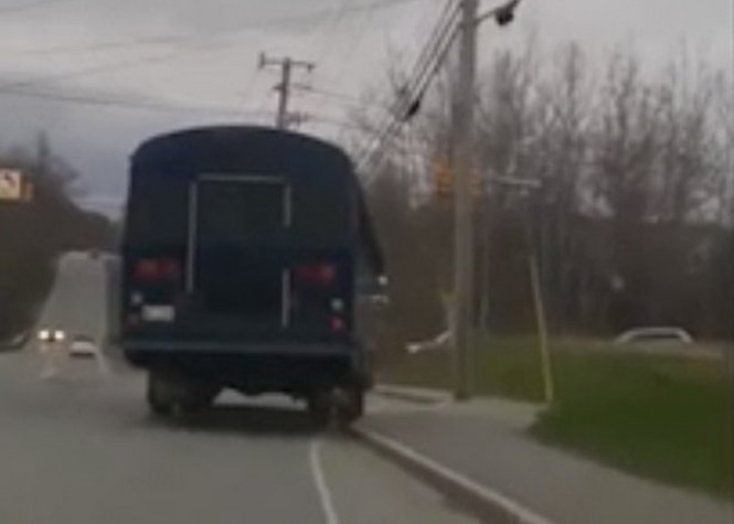 Chiếc xe buýt do cậu học sinh 12 tuổi đánh cắp và lái đi... dạo - Ảnh chụp từ clip