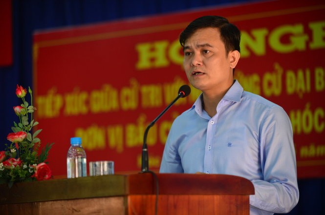 Anh Bùi Quang Huy trình bày chương trình ứng cử tại buổi tiếp xúc cử tri huyện Hóc Môn sáng 8-5 - Ảnh: Quang Định