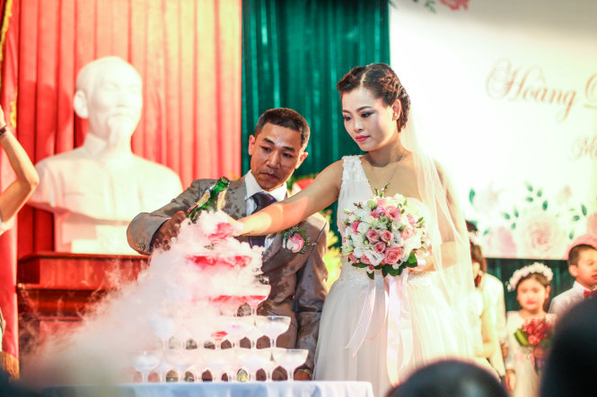 Cô dâu, chú rể cùng nhau rót rượu mừng - Ảnh Nguyễn Khánh