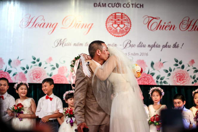 Cô dâu Thiên Hương bật khóc ôm lấy chú rể Hoàng Dũng - Ảnh Nguyễn Khánh