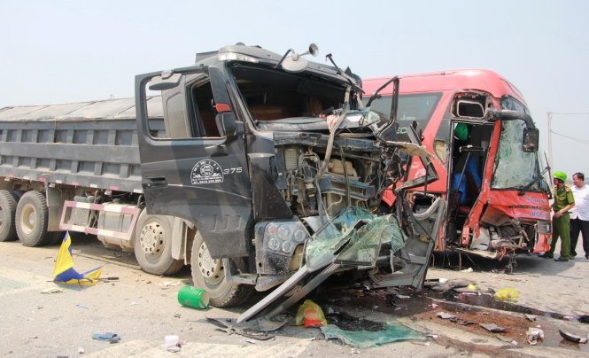 Hiện trường vụ tai nạn giữa chiếc xe tải và chiếc xe khách giường nằm làm 6 người bị thương phải nhập viện cấp cứu - Ảnh: Doãn Hòa