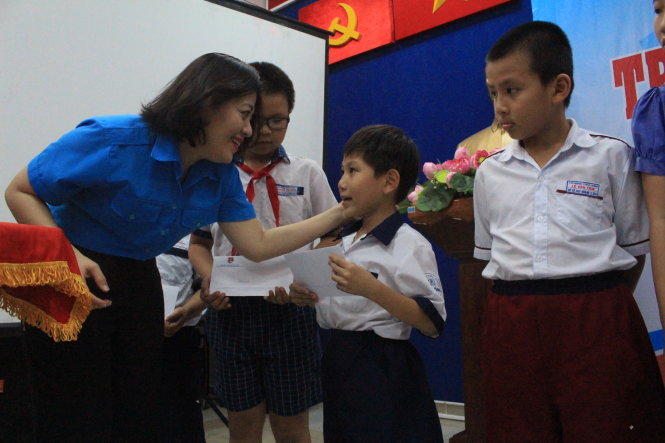 Bà Trương Lý Hoàng Phi, Giám đốc Trung tâm hỗ trợ thanh niên khởi nghiệp trao tặng học bổng cho học sinh - Ảnh:
Diệu Nguyễn