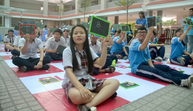 Các bạn học sinh tham gia cuộc thi “Rung chuông vàng” với chủ đề “Luật bầu cử đại biểu Quốc hội và đại biểu HĐND các cấp” - Ảnh: Quang Phương