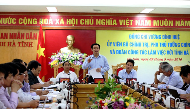 Phó thủ tướng Vương Đình Huệ làm việc với lãnh đạo Hà Tĩnh đã nhấn mạnh các tỉnh bị ảnh hưởng cá chết phải nhanh chóng công bố thông tin tới người dân - Ảnh: CTV