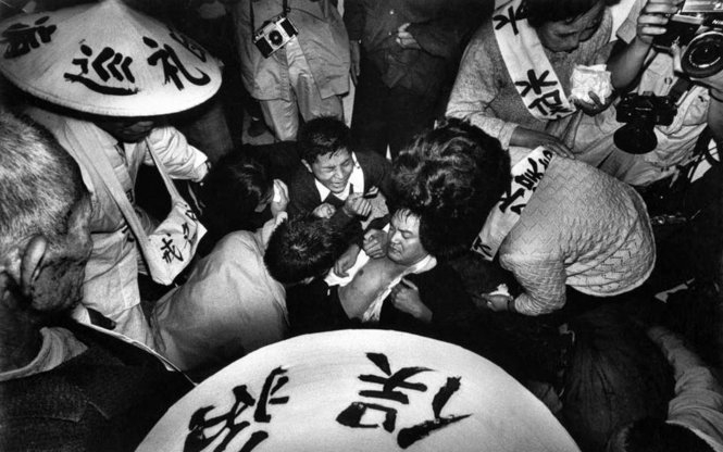 Những người nhiễm bệnh Minamata va chạm với đại diện Nhà máy Chisso ở Minamata năm 1971 - Ảnh: EUGENE SMITH