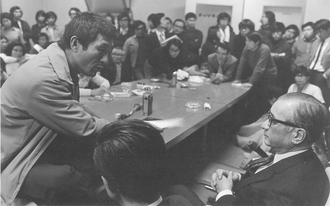 Kawamoto Teruo ngồi trên bàn đối thoại với chủ tịch Shimada Kenichi vào tháng 7-1973 - Ảnh: TSUCHIMOTO NORIAKI