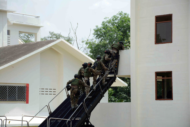 Lực lượng đặc nhiệm đột kích tòa nhà bằng xe thang đặc chủng