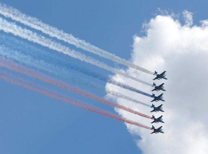 Sáu máy bay chiến đấu Su-25 bay theo đội hình, tạo khói với màu sắc của quốc kỳ Nga trên bầu trời ở khu vực Quảng trường Đỏ trong lễ tổng duyệt - Ảnh: Reuters